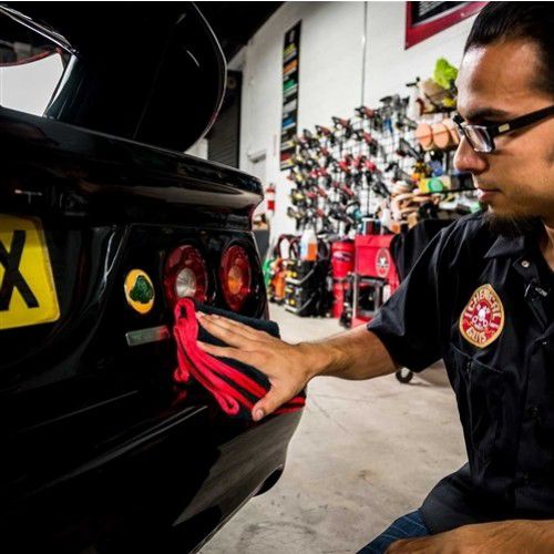 Premium Mikrofasertuch red-line schwarz mit roten Seidensaum 5